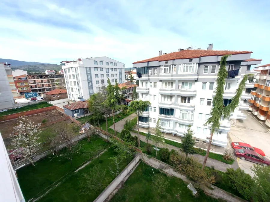 ZİRVE EMLAKTAN LİSE CADDESİNDE KİRALIK 2+1 DAİRE fotoğraf 4
