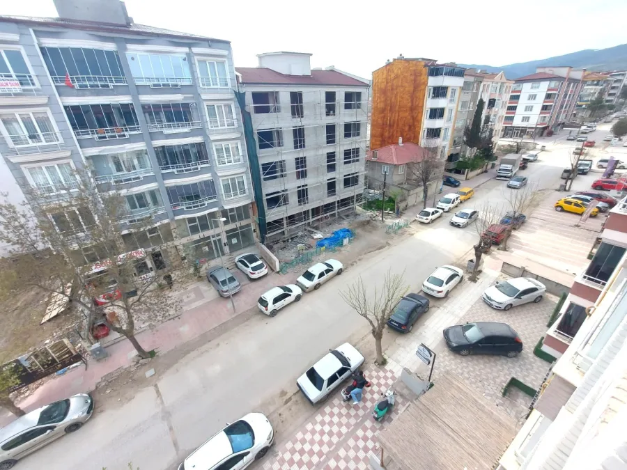 ZİRVE EMLAKTAN LİSE CADDESİNDE KİRALIK 2+1 DAİRE fotoğraf 3