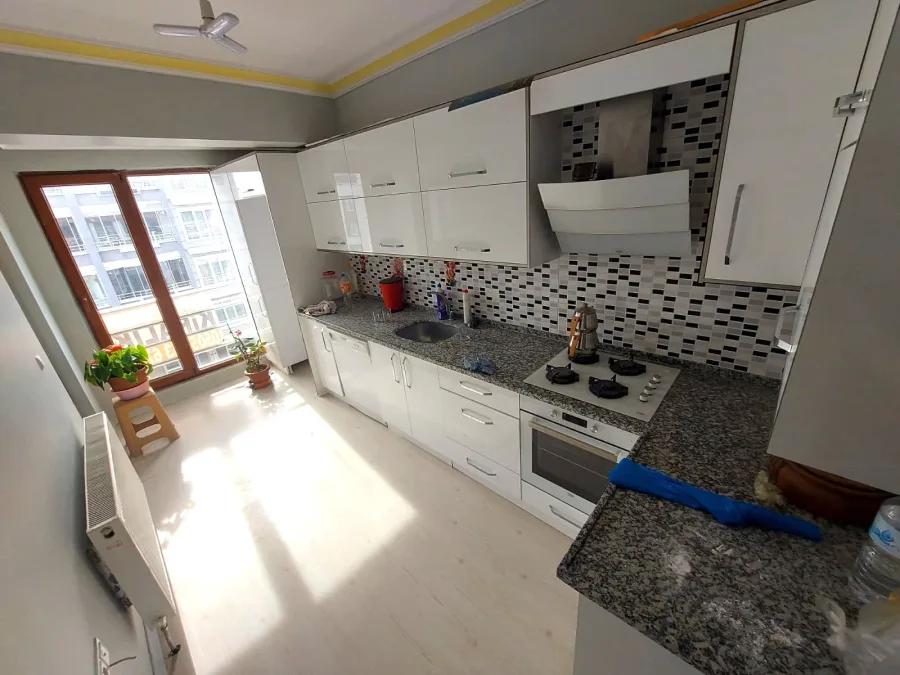 ZİRVE EMLAKTAN LİSE CADDESİNDE KİRALIK 2+1 DAİRE fotoğraf 2